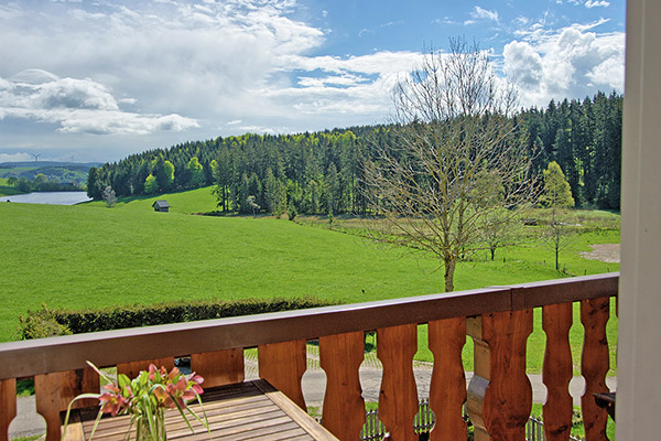 Herrlicher Ausblick auf die Schwarzwaldlandschaft vom Balkon
