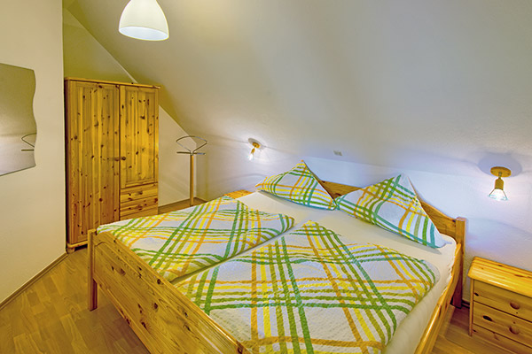 Schlafzimmer mit Doppelbett