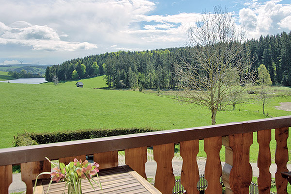 Herrlicher Ausblick auf die Schwarzwaldlandschaft vom Balkon